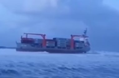 Разломившийся у берегов Приморье контейнеровоз шёл из Китая
