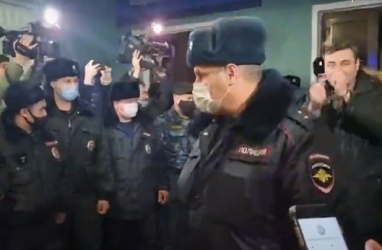 Коммуниста Артёма Самсонова увезли на «скорой» из здания суда во Владивостоке