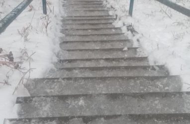 «Где управляйка?!»: «лестница смерти» шокировала жителей Владивостока — фото