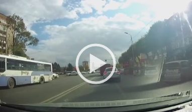 В Приморье водителя автобуса, любящего скорость, наказали за езду на красный