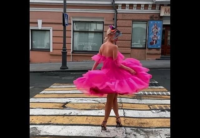 Эффектная горожанка в платье удивила жителей студёного Владивостока