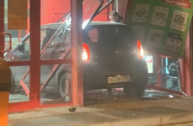 В Приморье автомобилистка протаранила витрину супермаркета