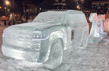 «Тойота» удивила своим легендарным джипом из льда