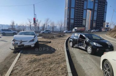 Пассажирка такси и водитель-лихач пострадали в ДТП во Владивостоке