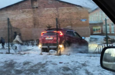 В Приморье автомобилистка снесла ограждения гимназии