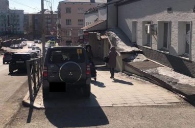 В центре Владивостока автомобилистка повадилась парковать авто прямо на тротуаре