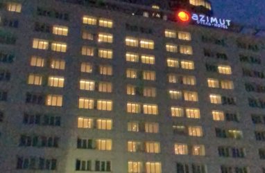 Один из отелей Владивостока «зажёг» огромное сердце на своём фасаде 14 февраля