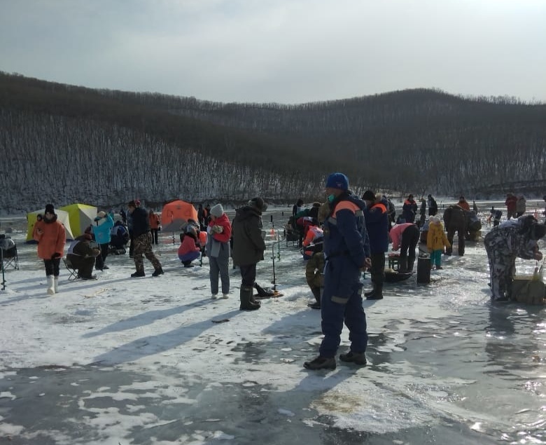 Перед проведением фестиваля «Корюшка» в Приморье спасатели обследовали ледовое поле