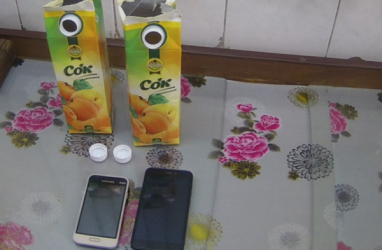 В Приморье мобильники затолкали в тюбик с шампунем и пакеты с соком