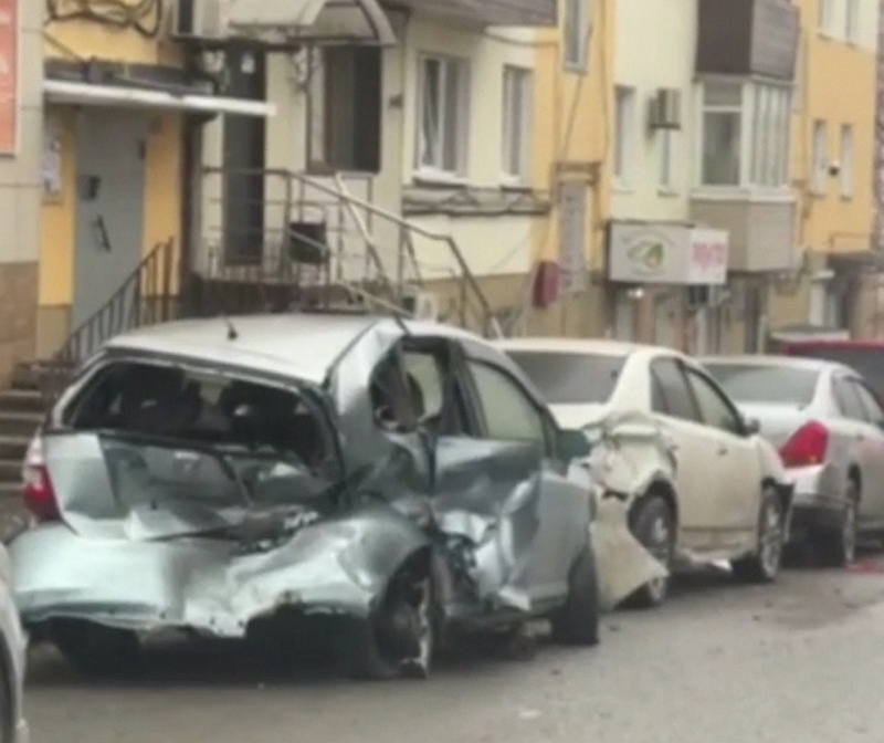 Во Владивостоке 18-летний «лётчик» на шустром «Марке» разнёс четыре машины — видео