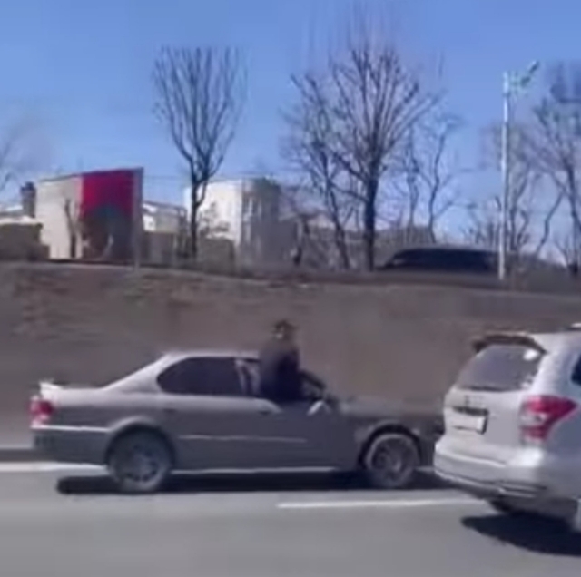 Нечто странное заставило автомобилистов во Владивостоке включить камеры на телефонах