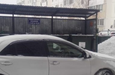 В Приморье автомобилистов штрафуют за парковку у мусорных контейнеров