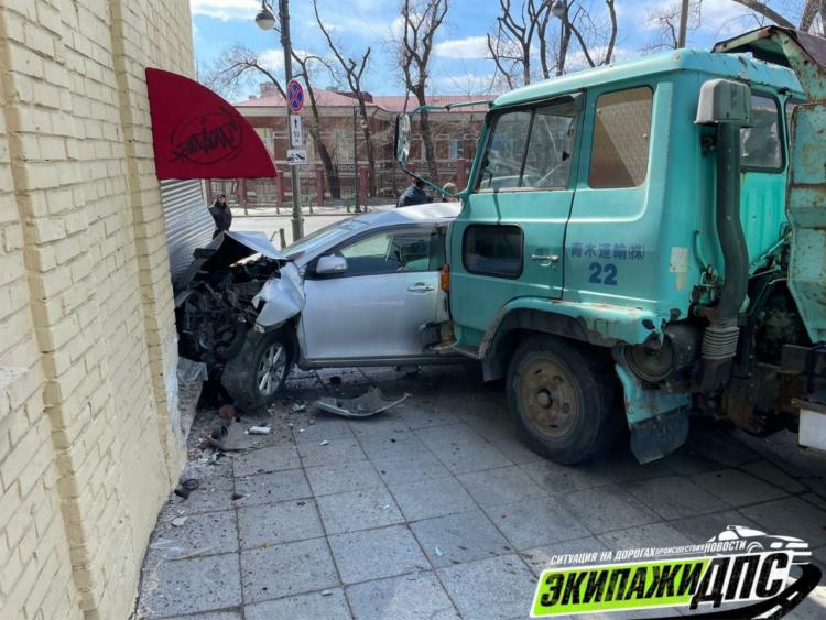 Грузовик с отказавшими тормозами устроил автомобильное месиво в центре Владивостока