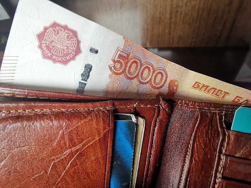 Шокирующую сумму похитили мошенники у жительницы Владивостока