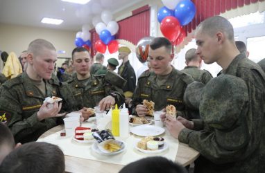 Армия России удивляет: в одной из частей открыли современную чайную