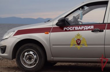 В пригороде Владивостока поймали нервную пару с наркопакетами