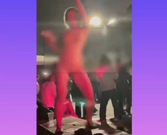 Полностью голая девушка танцевала на столе в центре Владивостока — видео