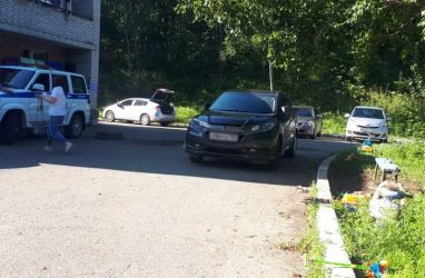 Во Владивостоке машина сбила годовалую малышку