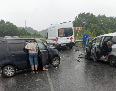 Лобовое ДТП с четырьмя пострадавшими произошло в Приморье — фото