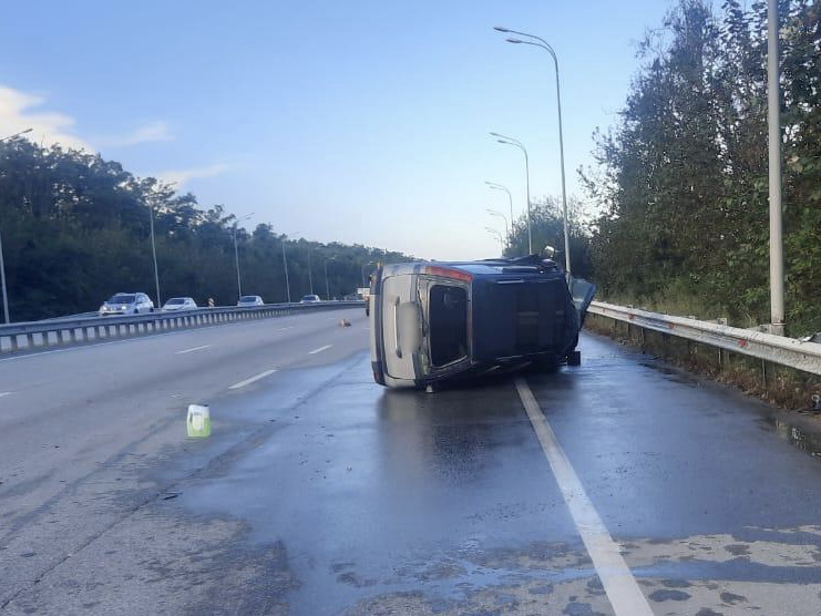 Опасное перестроение грузовика привело к ДТП с опрокидыванием во Владивостоке — фото