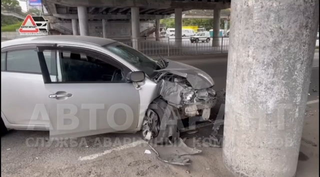 Во Владивостоке автомобиль протаранил опору моста — видео