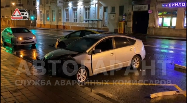 Четыре человека сбежали с места ДТП с двумя «Приусами» во Владивостоке