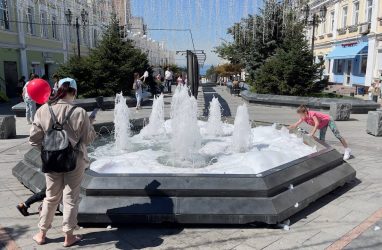 Из-за «пенной вечеринки» в центре Владивостока пришлось отключить фонтаны