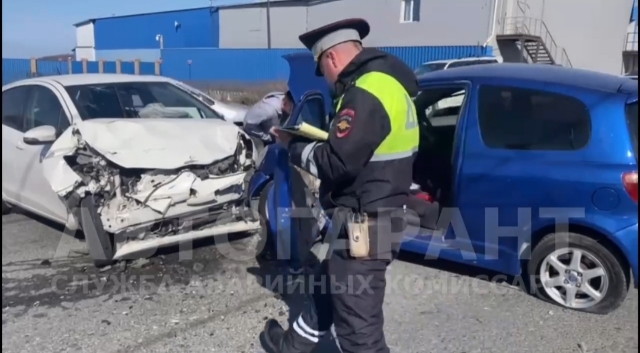 Во Владивостоке в жёсткое лобовое ДТП попали две «Тойоты Витц»