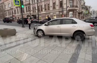 В центре Владивостока машина вылетела на тротуар после жёсткого ДТП