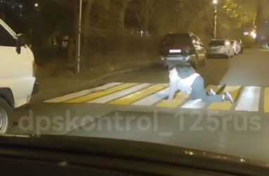 Пешеходы, позлающие на четвереньках по «зебре», шокировали жителей Владивостока