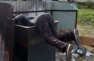 В Приморье копавшийся в мусорном контейнере пенсионер нашёл ящик с пивом