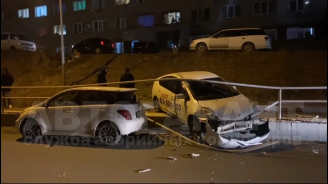 «Приус» с отказавшими тормозами натворил дел во Владивостоке — видео