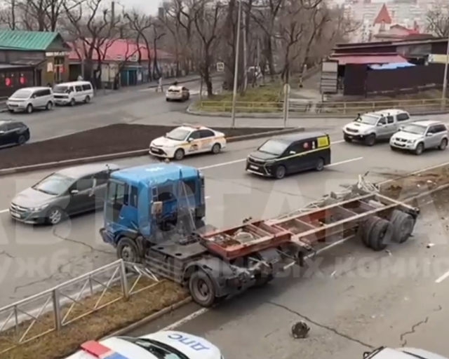 Огромный грузовик с прицепом устроил серьёзное ДТП во Владивостоке — видео