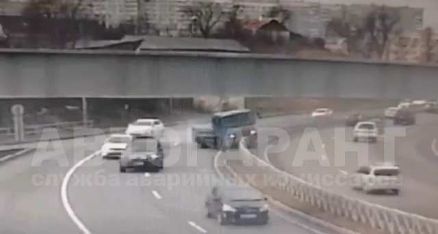 Момент эпичного ДТП с огромным грузовиком во Владивостоке попал на видео