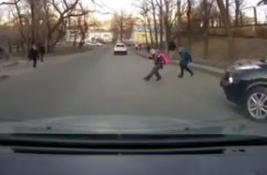 Во Владивостоке машина чудом не сбила нескольких малолетних детей