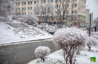 Во Владивостоке прокуроры выявили свыше 100 нарушений при уборке города от снега и льда