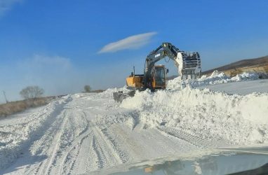 В Приморье выпало так много снега, что дороги приходится «пробивать» бульдозерами