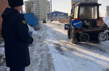 Во Владивостоке машина скорой помощи застряла на заснеженной дороге