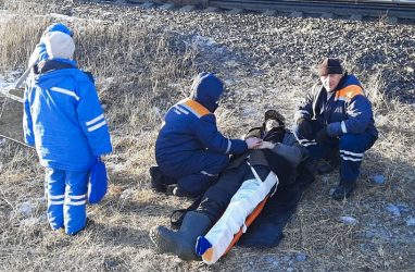 В Приморье спасли рыбака, который упал с шестиметрового обрыва и сломал ногу