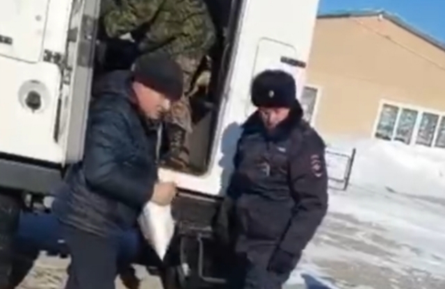 Полиция помогла приморцам, попавшим в снежный плен — видео
