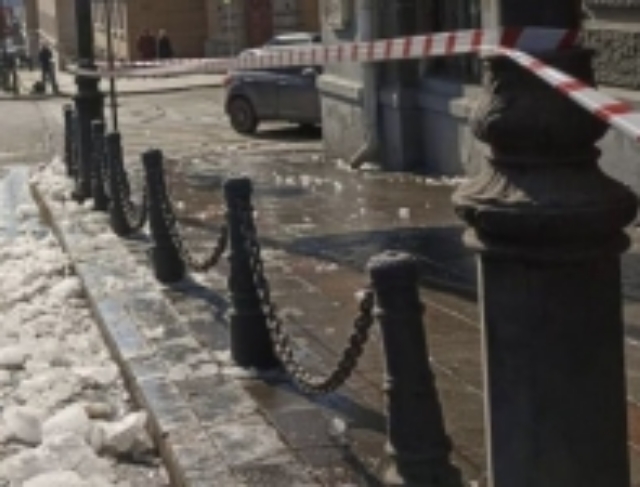 Во Владивостоке женщине упал на голову лёд с крыши. Возбуждено уголовное дело
