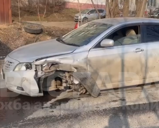 У «Тойоты» оторвало колесо в ДТП во Владивостоке — видео