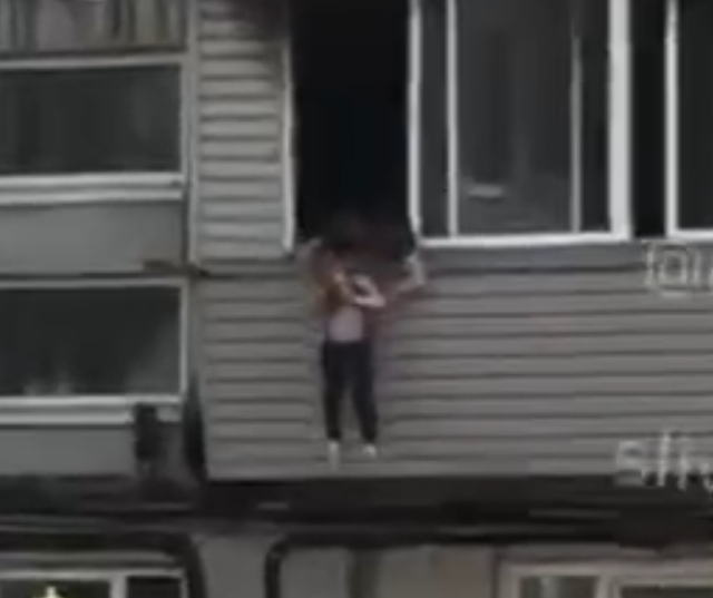 Жуткие кадры. Дети прыгали из окна при пожаре в Приморье