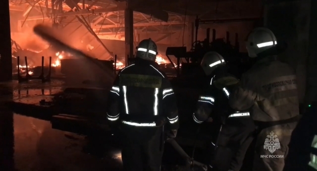 Крупный пожар в Приморье тушили всю ночь. Работы продолжаются (видео)
