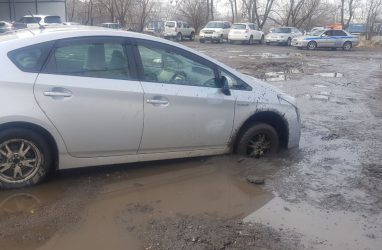 В Приморье машина провалилась во внушительную яму прямо на парковке у здания ГИБДД