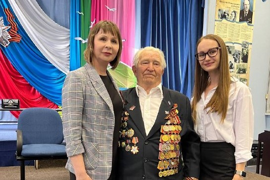 Во Владивостоке в День Победы ветеран Великой Отечественной войны встретился со школьниками