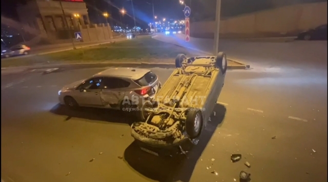 Во Владивостоке «малышка» Toyota Vitz перевернулась на крышу в ДТП