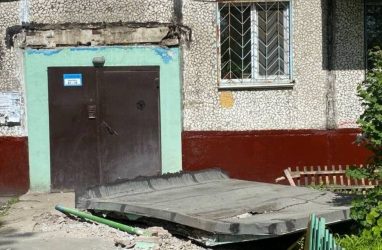 Во Владивостоке дом с обрушившимся козырьком подъезда должны были ремонтировать в 2031 году