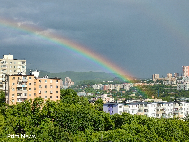 Град, молнии, ливень и солнце. Жители Владивостока снимали на видео необычную погоду