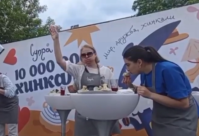 Зрелищное видео поедания хинкалей записали во Владивостоке